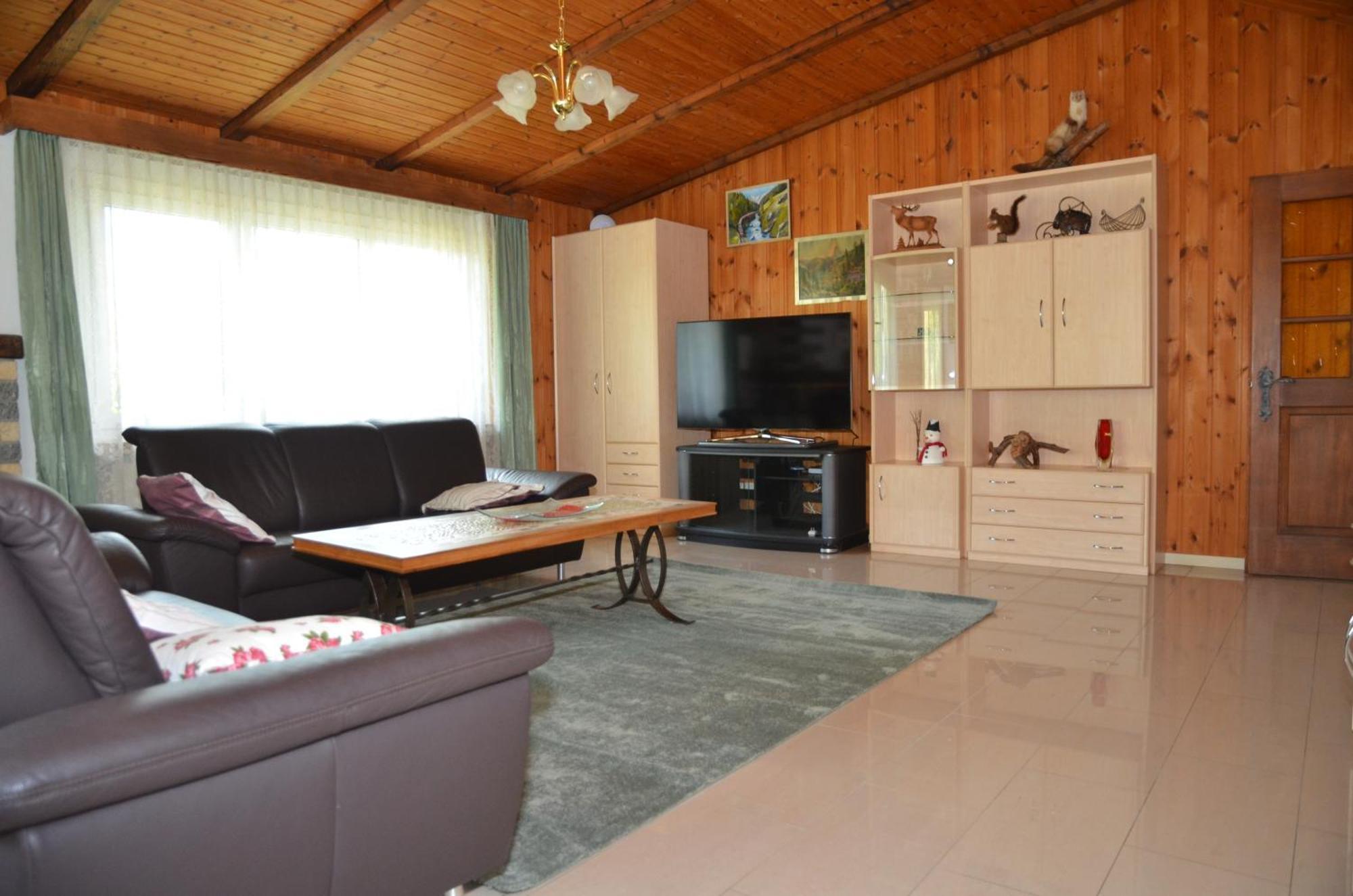 Grosse, Schoene Wohnung Im Gruenen บริก ภายนอก รูปภาพ