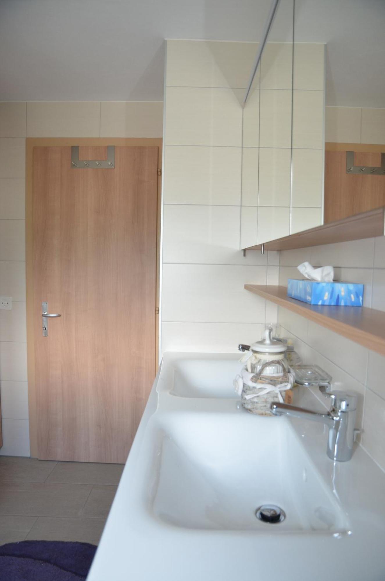 Grosse, Schoene Wohnung Im Gruenen บริก ภายนอก รูปภาพ